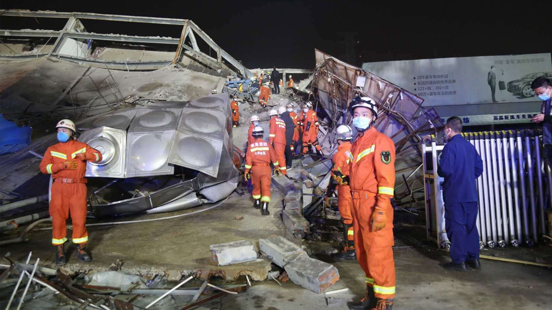 Rescatan a 44 personas tras colapso de hotel en China