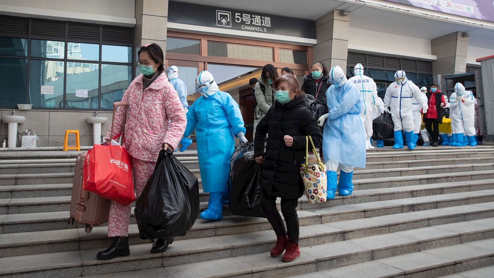 Bajan nuevos casos de COVID-19 en China; dan de alta a 64 mil pacientes