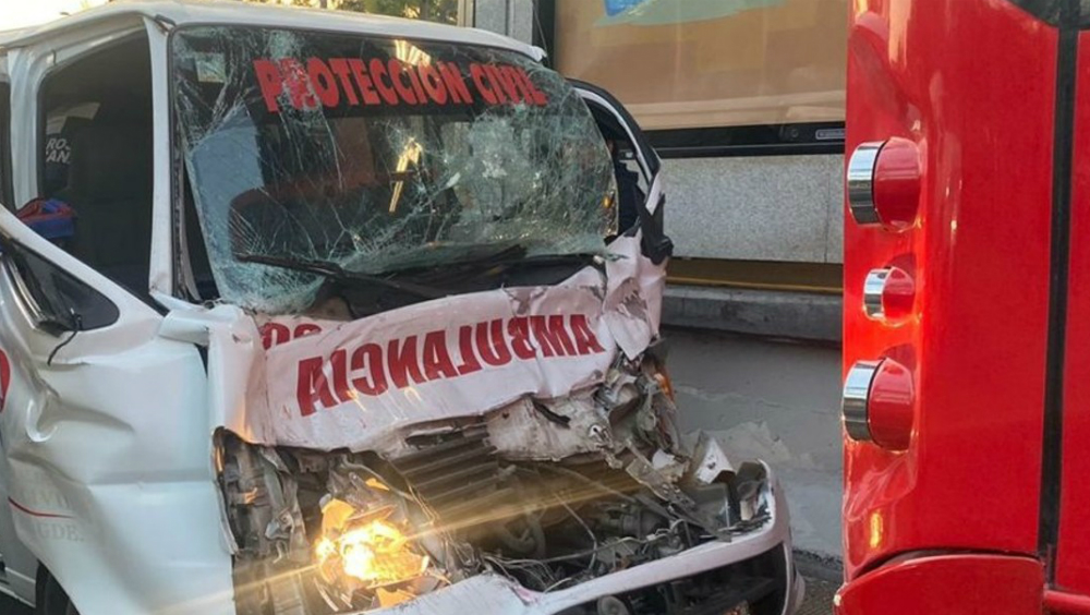 Chocan ambulancia y Metrobús en Insurgentes; chofer resulta atrapado