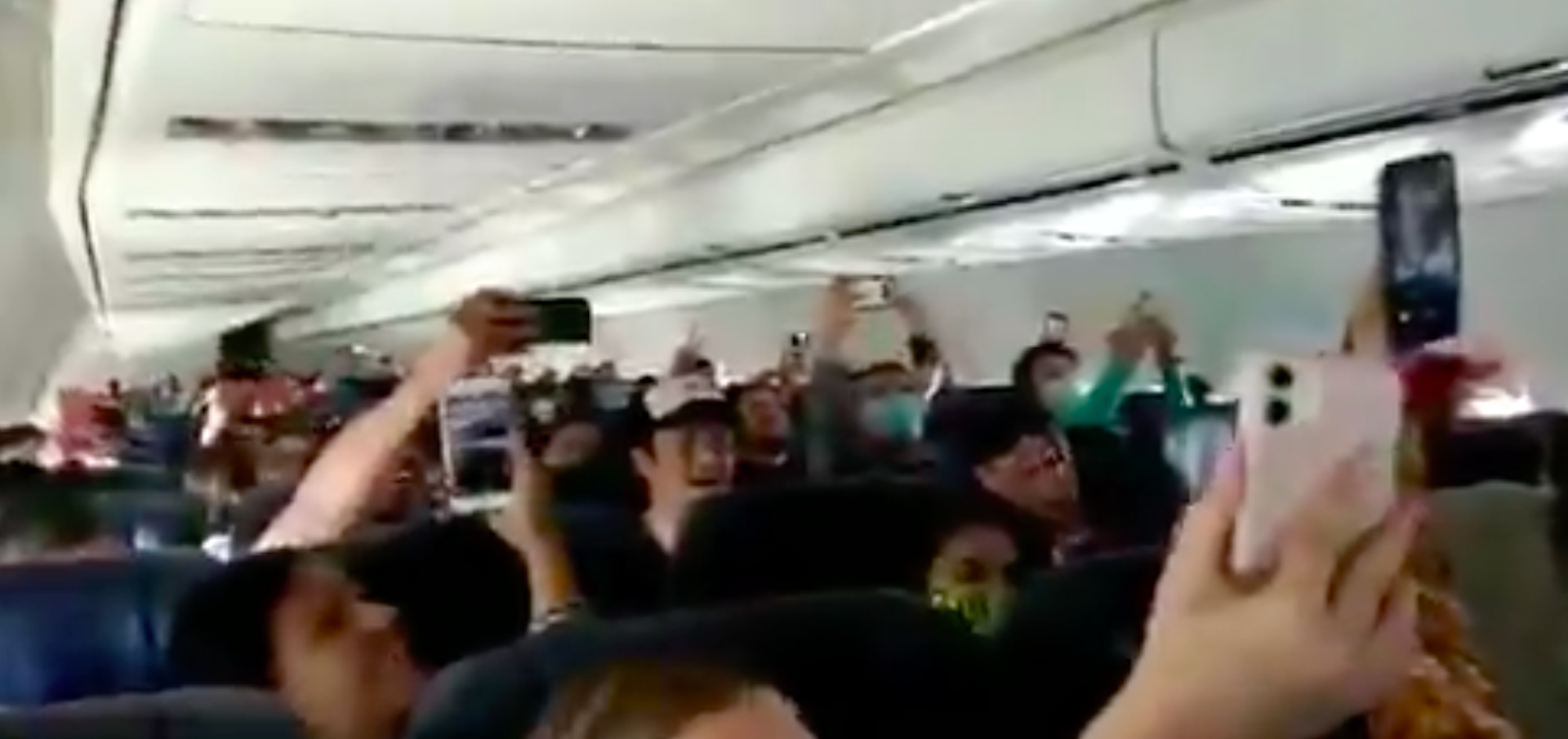 #Video Mexicanos que regresaron de Perú cantan ‘Cielito lindo’