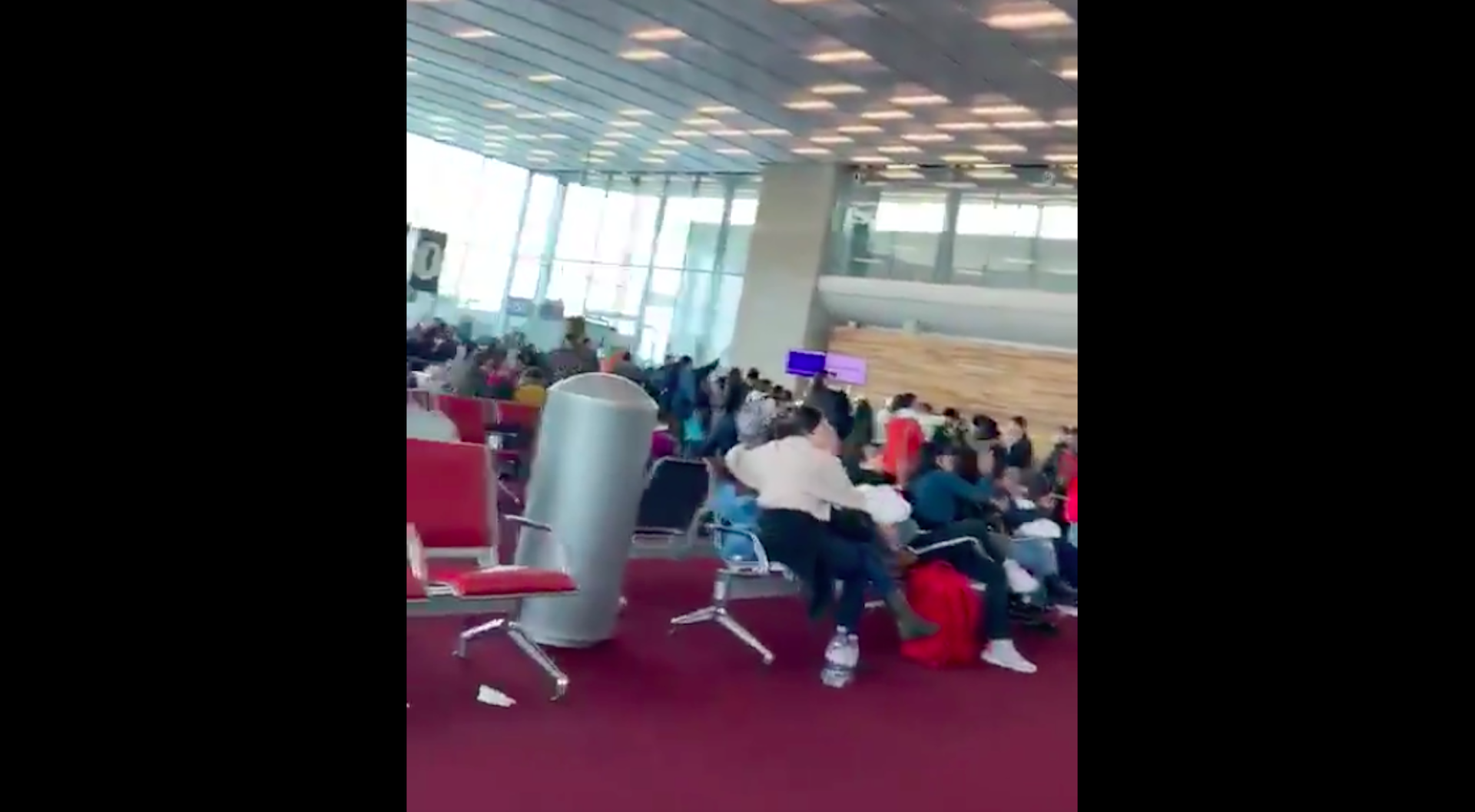 #Video Mexicanos entonan el ‘Cielito Lindo’ en el Charles de Gaulle de París