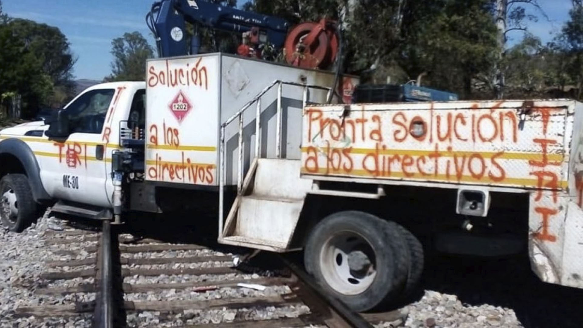 Continúa bloqueo de normalistas en vías ferroviarias de Michoacán