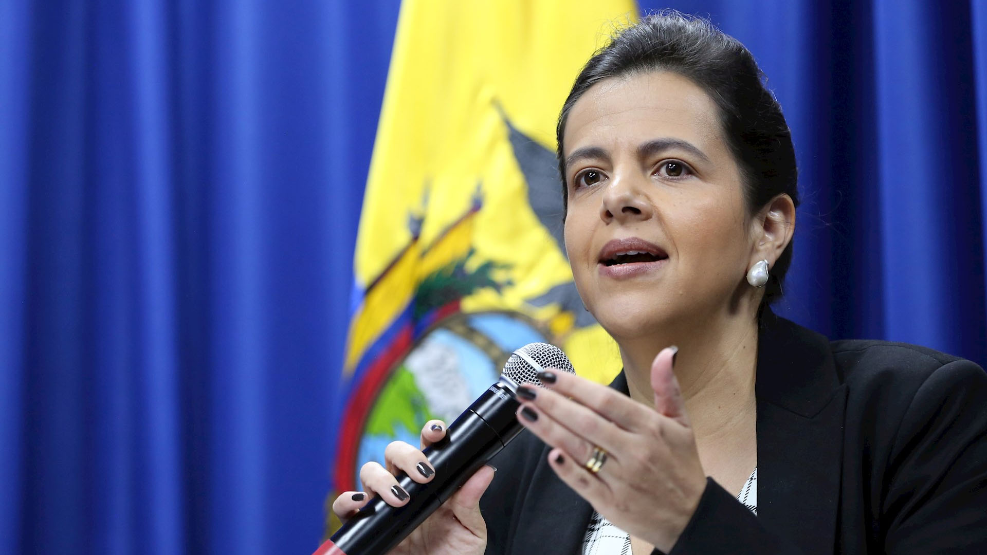 Ecuador suspende clases por COVID-19; exige aislamiento a pasajeros