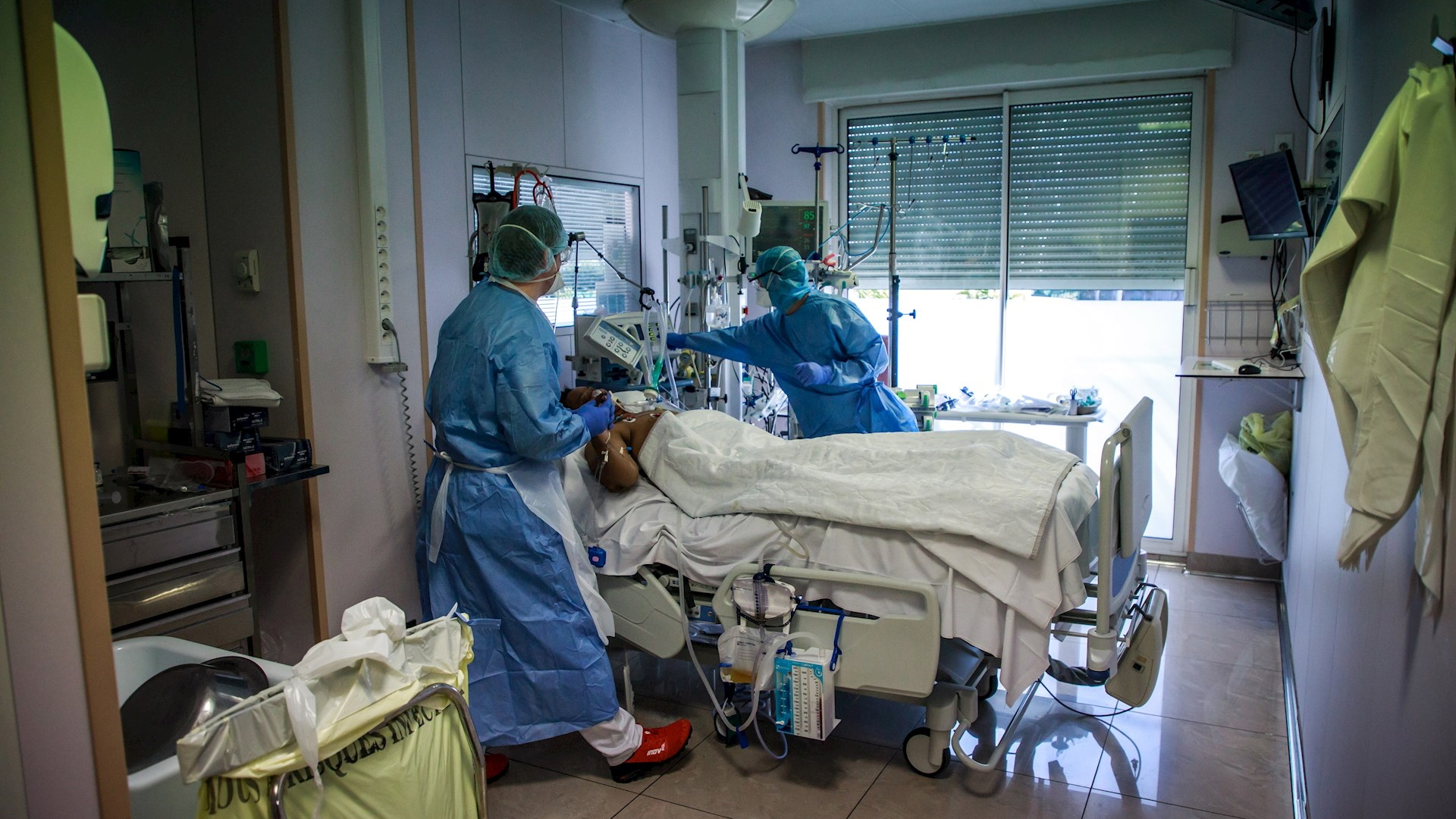 Francia supera las 17 mil muertes por COVID-19, pero baja presión en hospitales