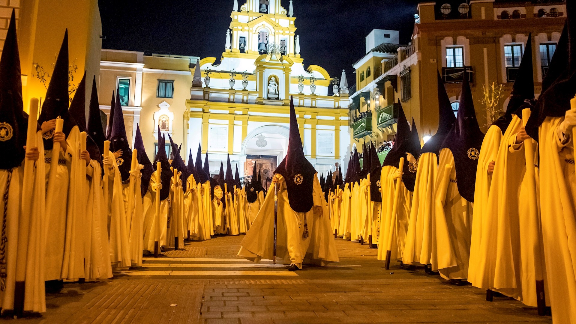 Sevilla suspende procesiones de Semana Santa por COVID-19 Sevilla suspende procesiones de Semana Santa por COVID-19