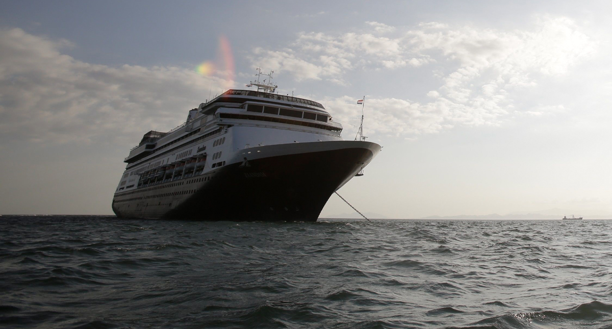 Autorizan tránsito del crucero con enfermos de COVID-19 por el Canal de Panamá