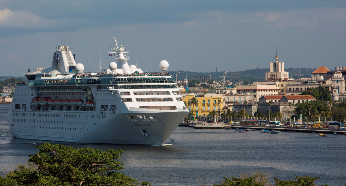 Royal Caribbean suspende cruceros un mes por COVID-19
