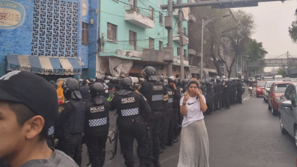Desalojados bloquean Calzada San Antonio Abad, dirección Zócalo