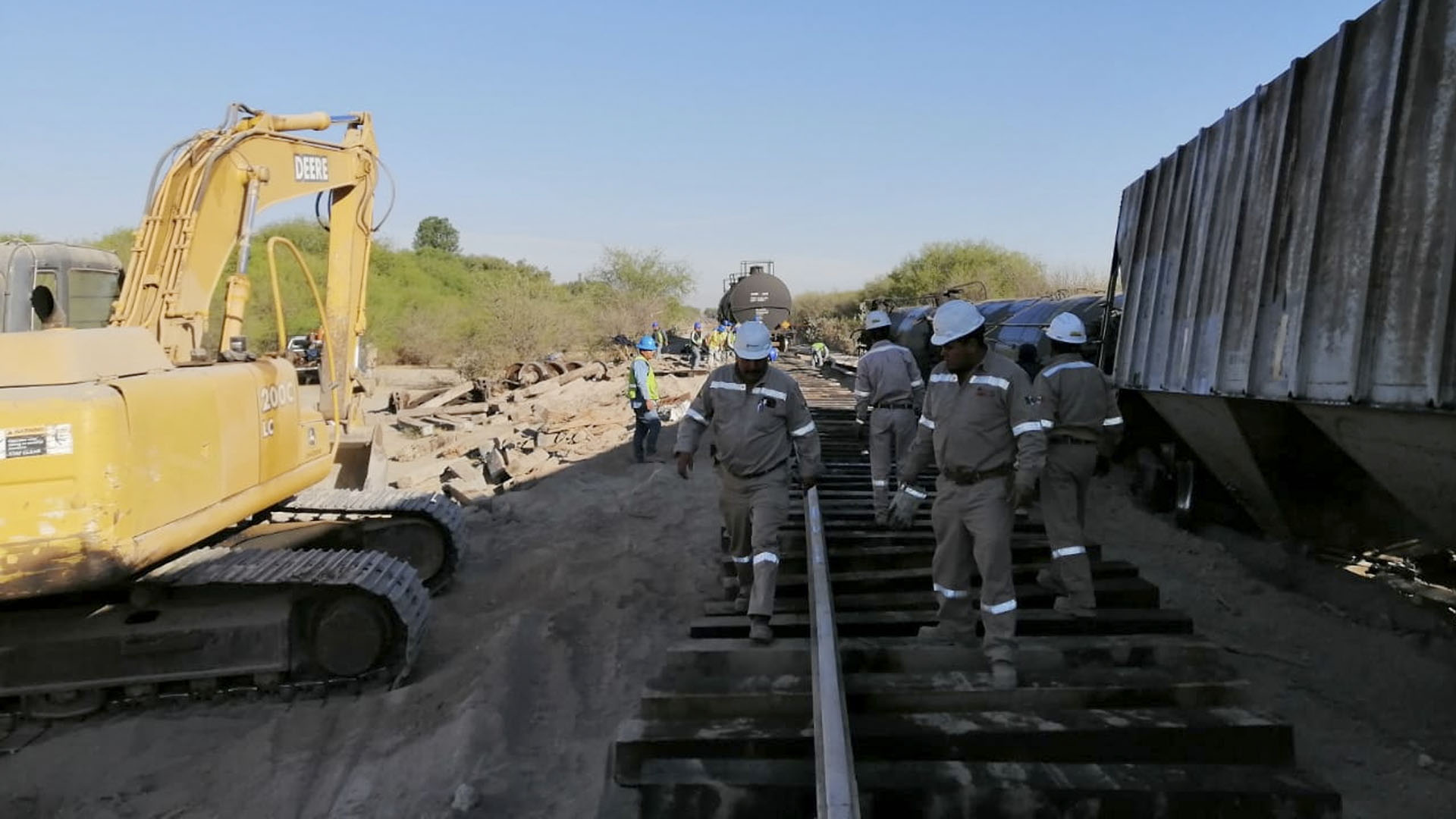 Continúan trabajos tras descarrilamiento de tren en Tlacotepec, Puebla