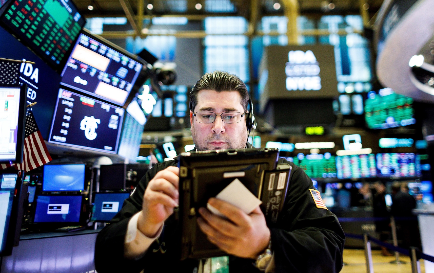 Wall Street cierra cierra mixto: Dow Jones sube 2.39 %