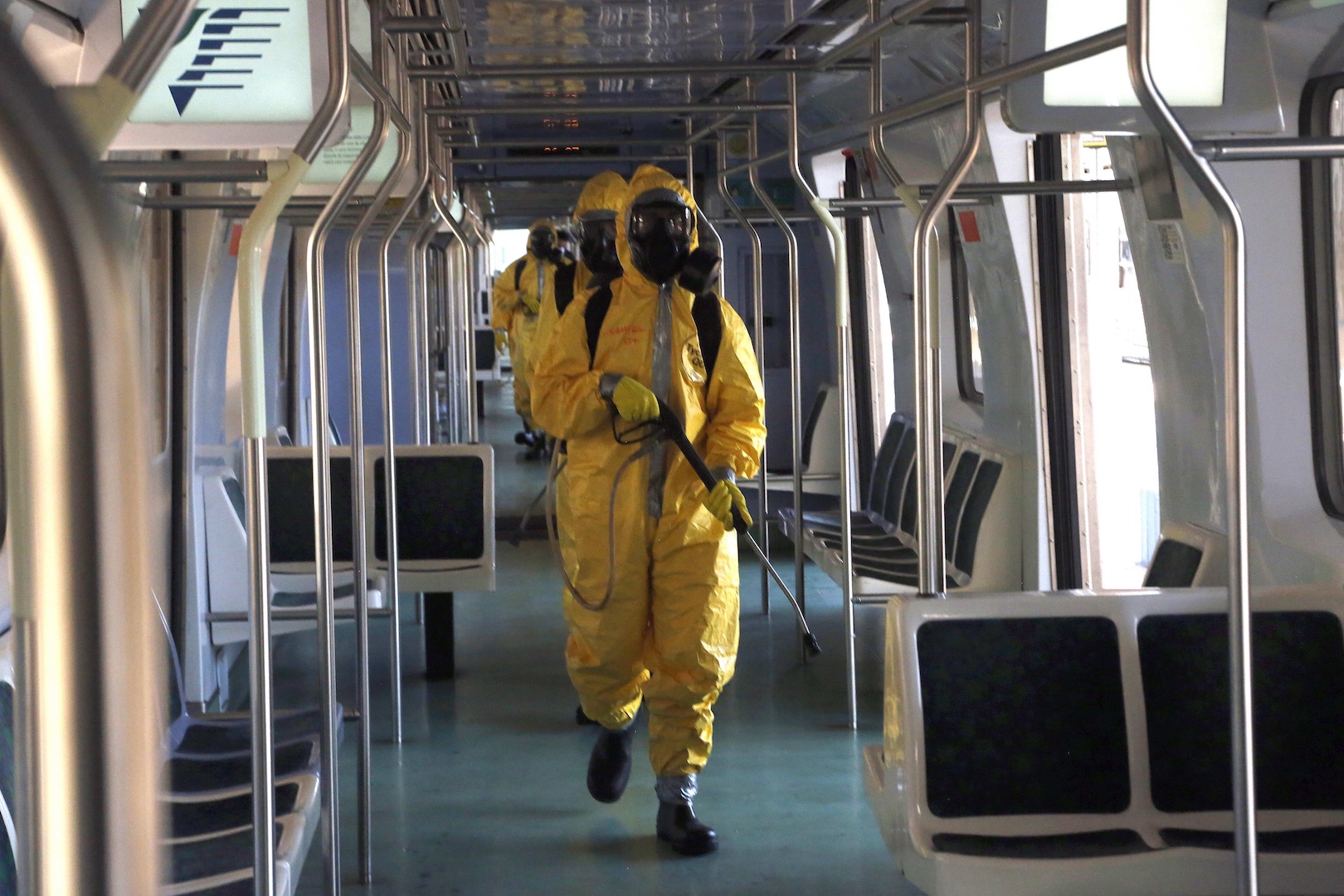 Soldados cambian armas por fumigadores para combatir el COVID-19 en Río