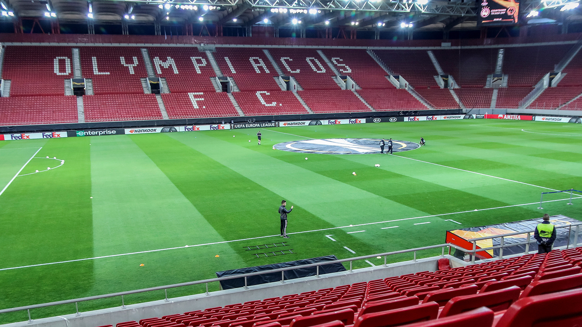 Wolves se encarrila a los cuartos de final de la Liga Europea - el-karaiskaki-stadium-lucio-vacio-ante-la-prohibicion-de-aficion-por-el-coronavirus