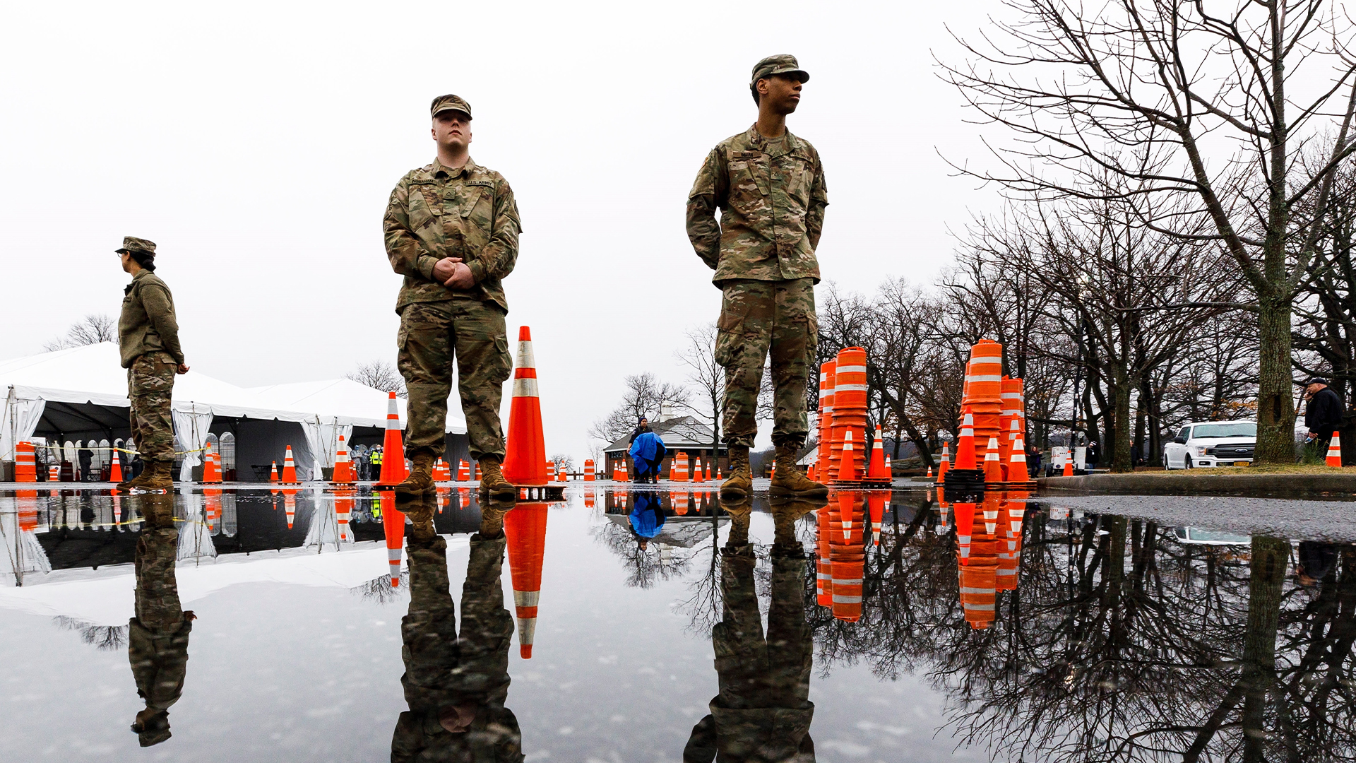 Nueva York abre el primer laboratorio móvil para detectar coronavirus - el-laboratorio-movil-de-las-autoridades-sanitarias-en-ny-es-custodiado-por-la-guardia-nacional