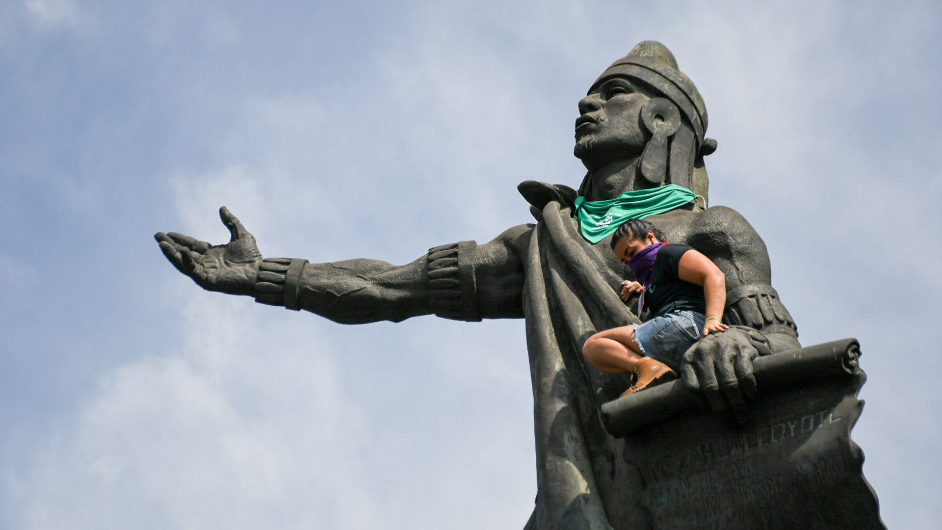 #Video Familiares de víctimas de feminicidio toman las calles de Nezahualcóyotl - escultura-de-nezahualcoyotl-intervenida-en-favor-de-la-lucha-feminista