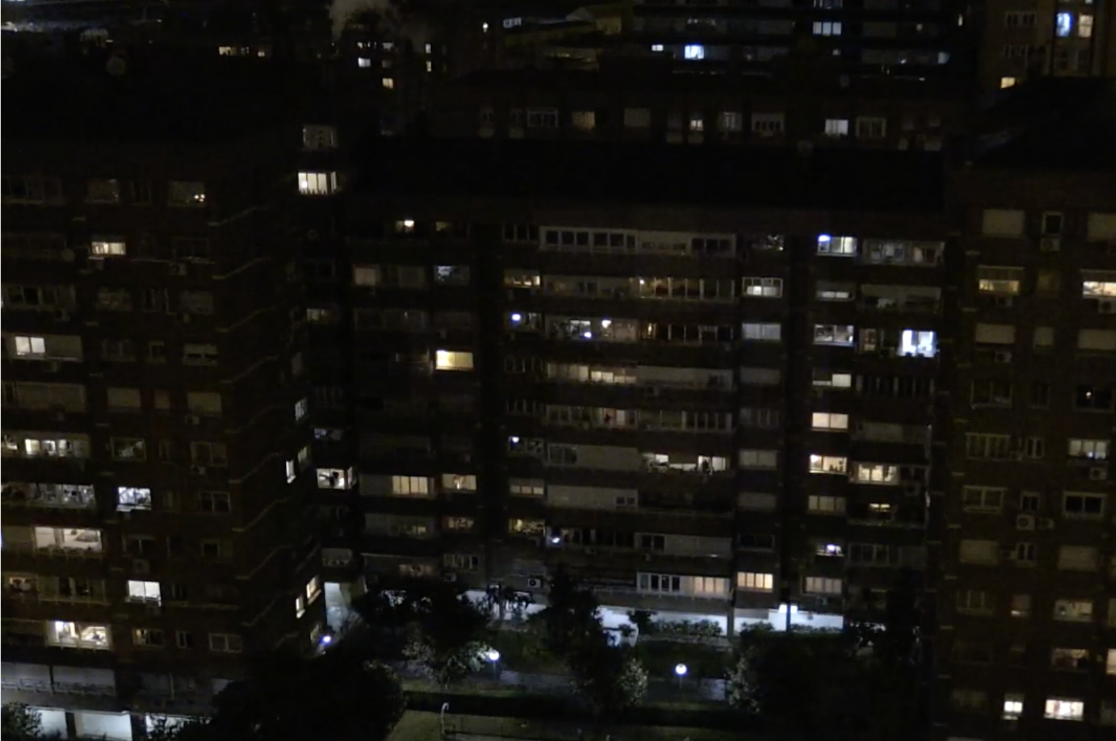 España vuelve a dar un aplauso multitudinario a sus sanitarios España vuelve a dar un aplauso multitudinario a sus sanitarios