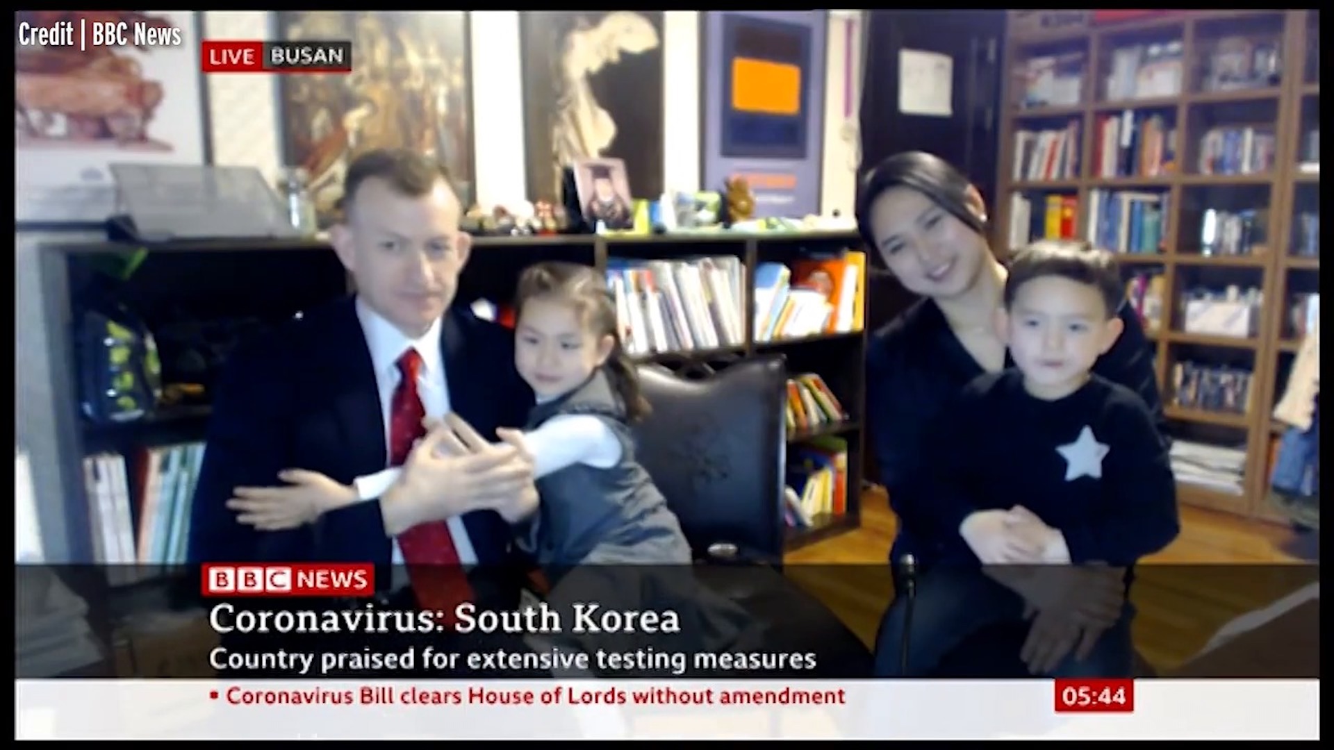 Reaparece experto que fue interrumpido por sus hijos en reporte para la BBC