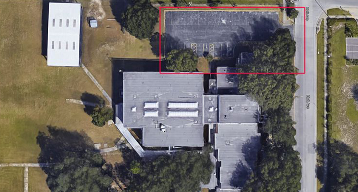 Hallan 44 tumbas debajo de estacionamiento de centro escolar en Florida - estacionamiento-debajo-del-cual-se-detectaron-44-posibles-tumbas-de-cementerio-afroamericano