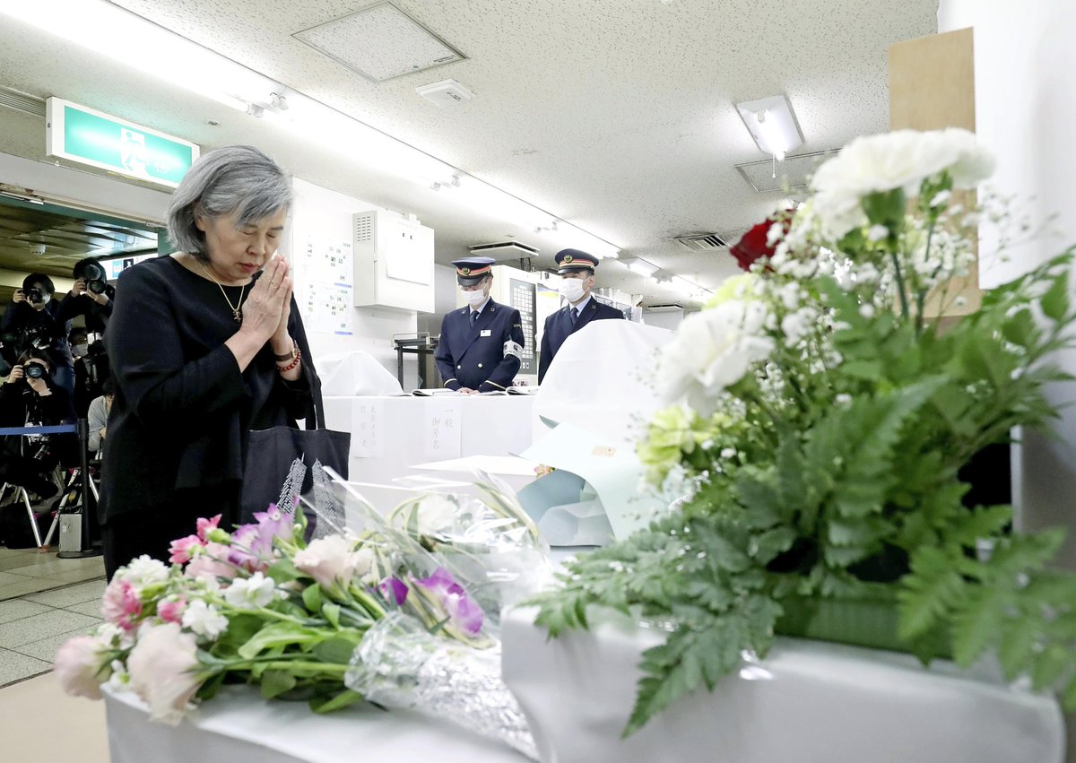 Japón recuerda a víctimas de ataque con gas sarín en Tokio hace 25 años - eth667mueaaqv8x