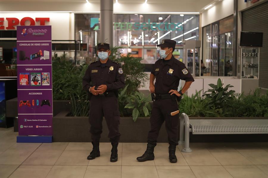 El Salvador decreta una cuarentena domiciliar obligatoria por COVID-19 El Salvador decreta una cuarentena domiciliar obligatoria por COVID-19