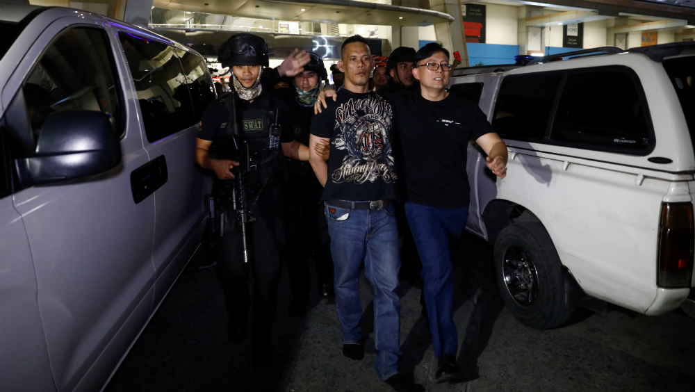 Hombre armado mantiene a 30 rehenes en centro comercial de Filipinas