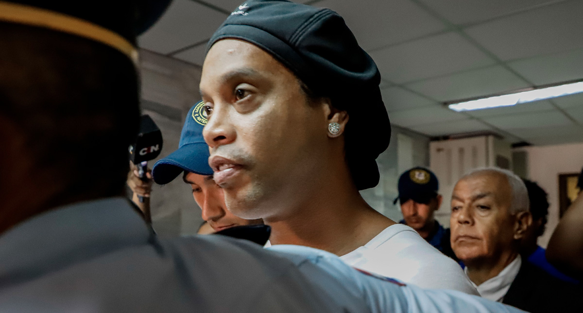 Ronaldinho y su hermano seguirán en la cárcel; juez rechaza arresto domiciliario
