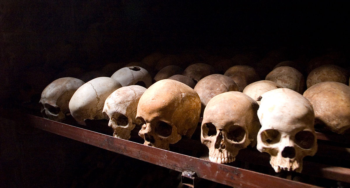 Comienza exhumación de 30 mil víctimas de genocidio en Ruanda