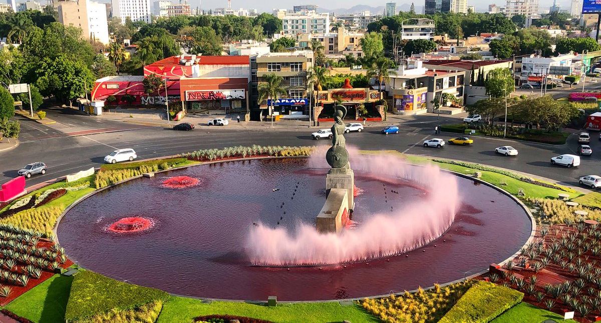 Tiñen de rojo la Diana Cazadora y la Minerva previo a marcha por el Día Internacional de la Mujer