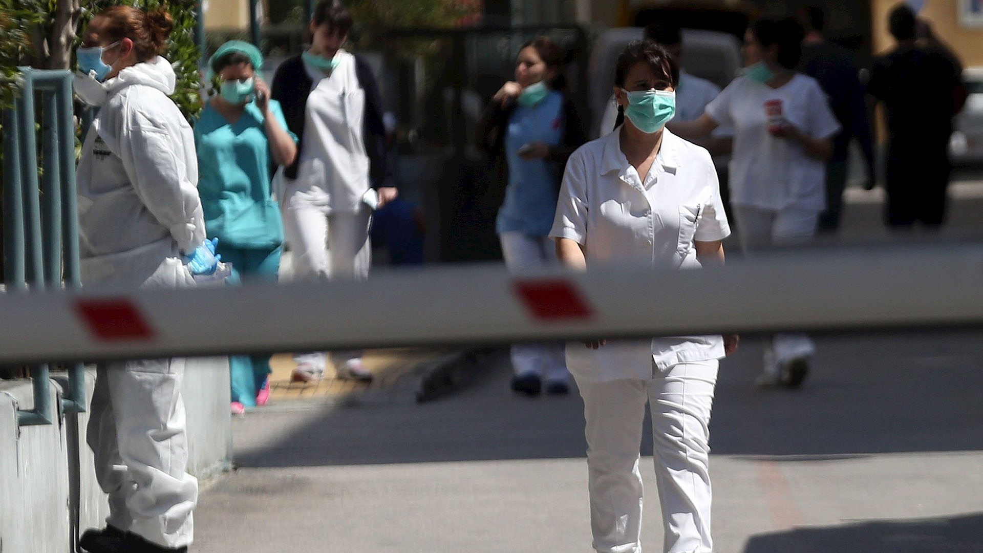 Mujer que dio a luz en Grecia, primer caso de COVID-19 entre refugiados