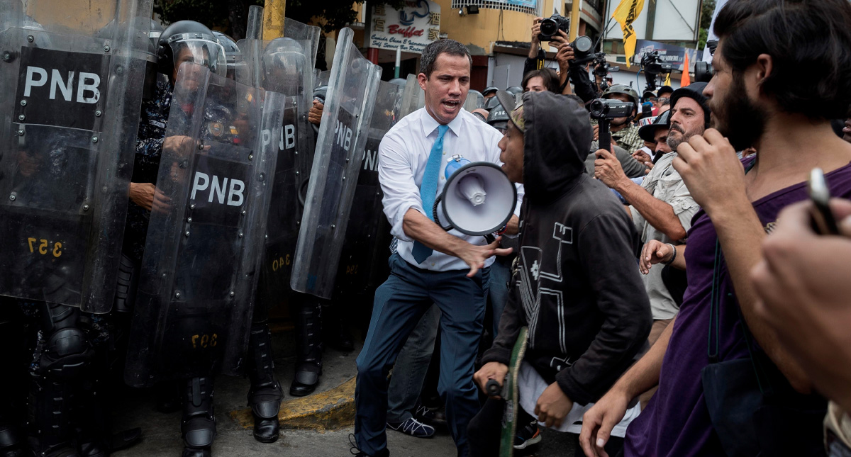Guaidó se une a simpatizantes y choca contra muro de policías en Venezuela