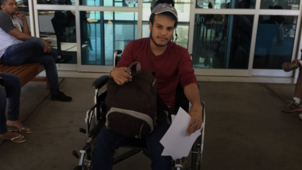 Periodista golpeado en Nicaragua por adeptos de Ortega sale del hospital