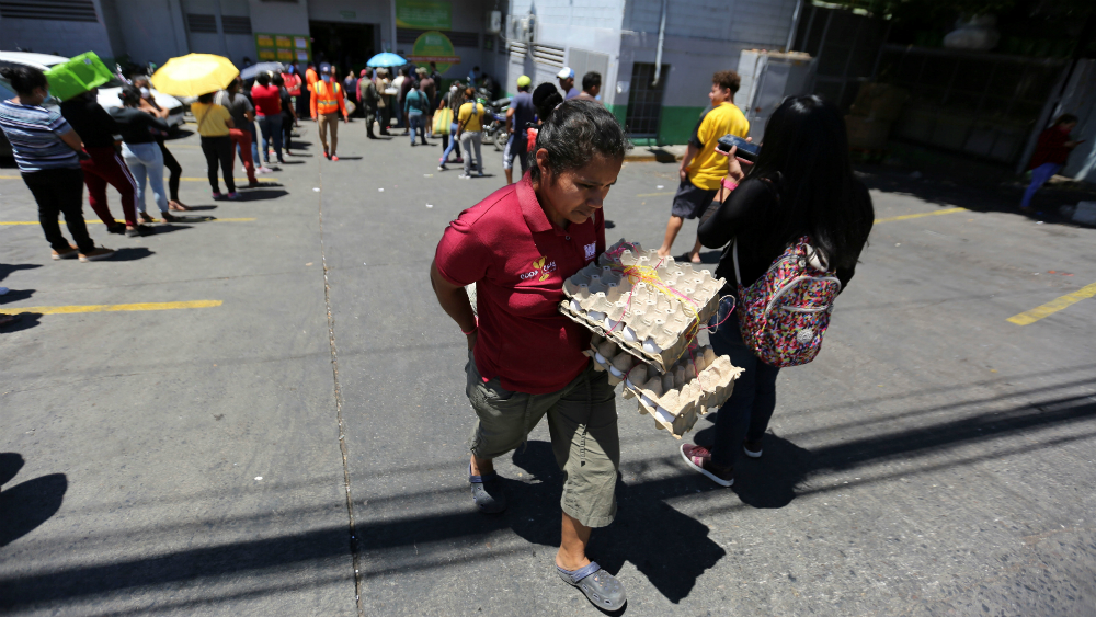 Largas filas en supermercados y bancos de Honduras por emergencia de COVID-19