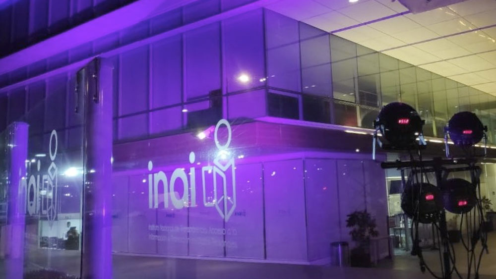 Iluminan de morado sede del INAI en apoyo a lucha feminista Iluminan de morado sede del INAI en apoyo a lucha feminista