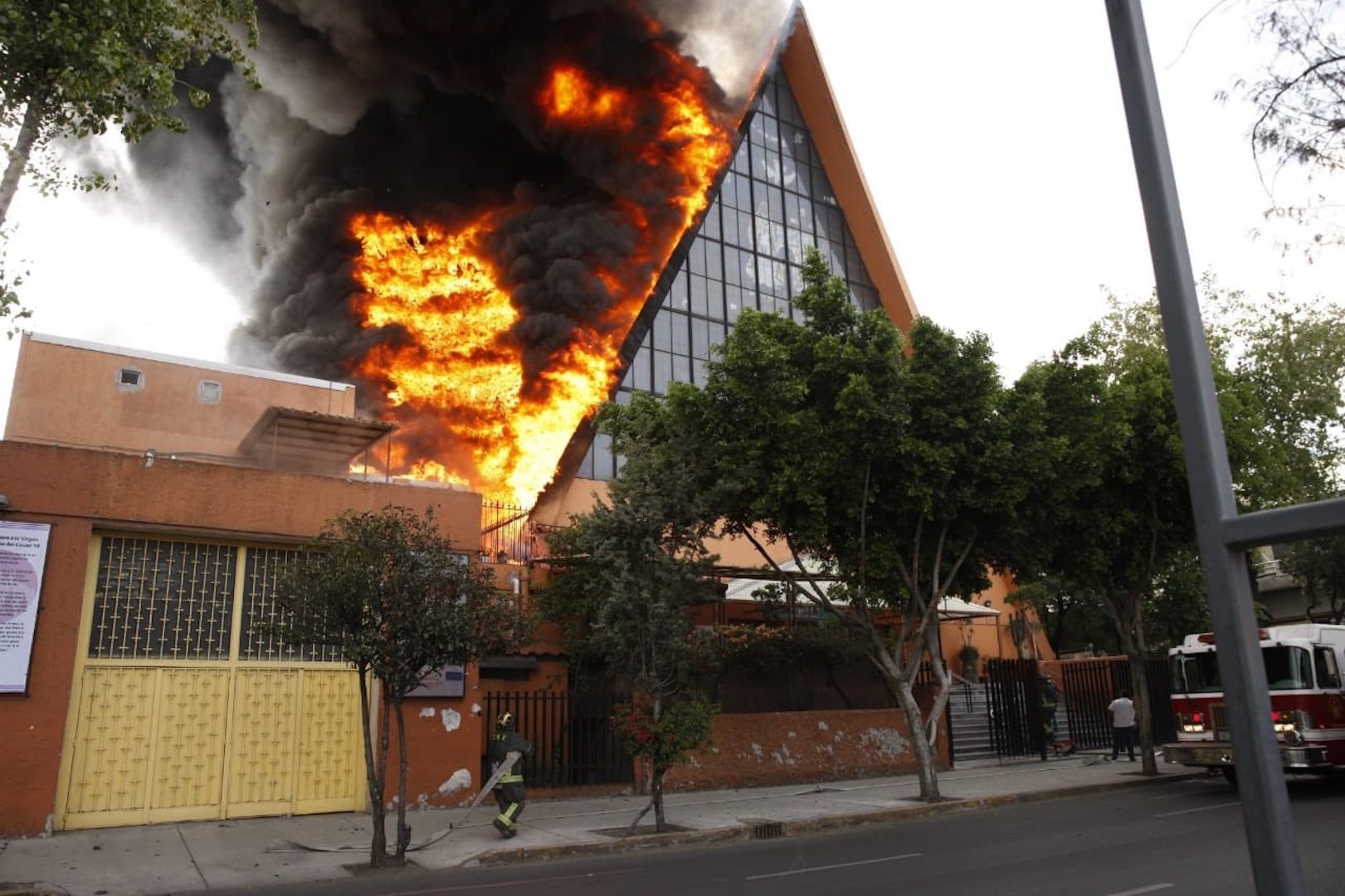 Bomberos sofocan incendio en parroquia de la Jardín Balbuena