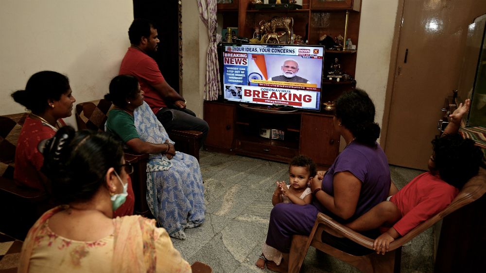 India confina a sus mil 300 millones de habitantes para frenar COVID-19
