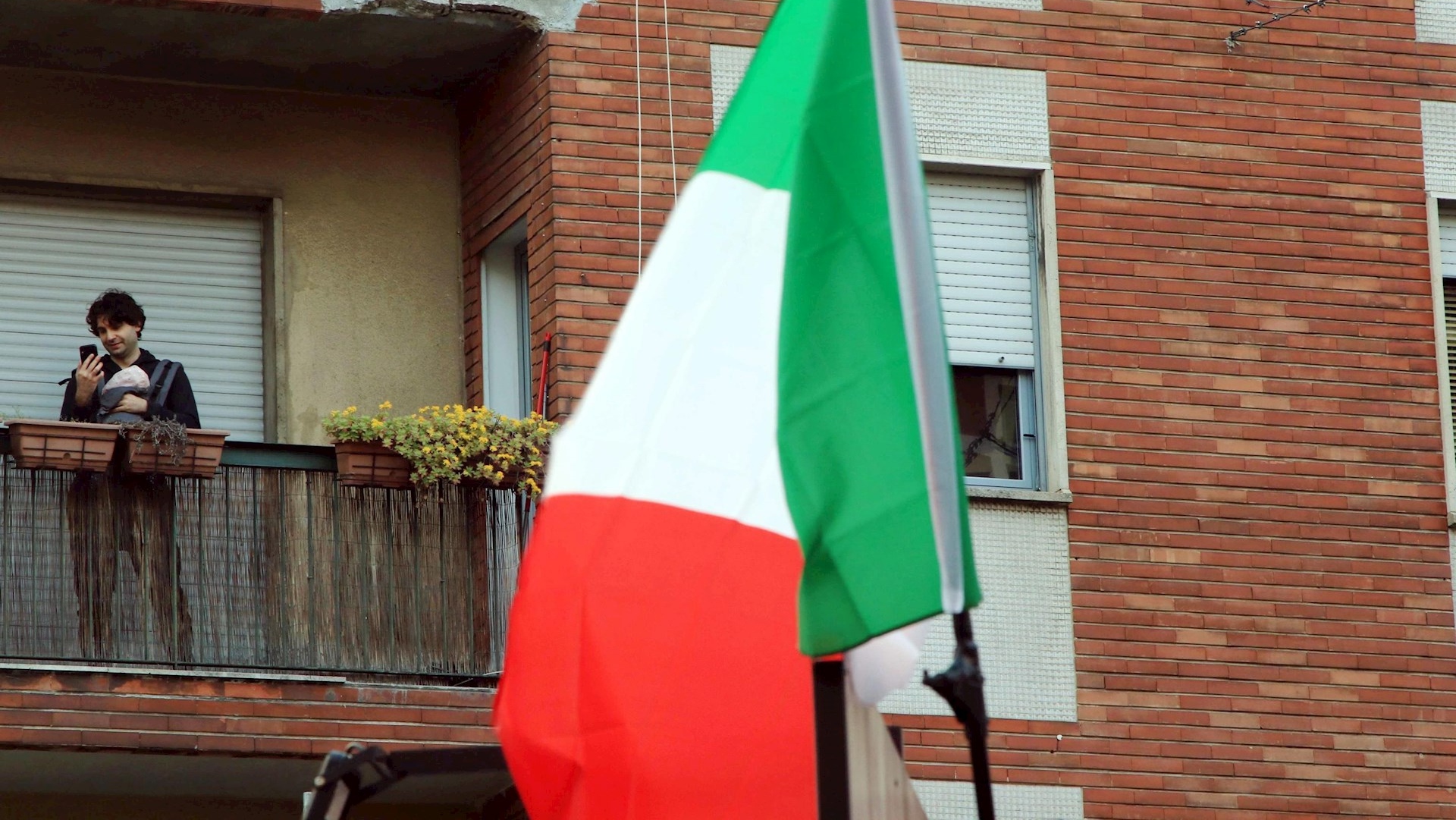 Italia cierra empresas no esenciales por COVID-19; amenazan con huelga