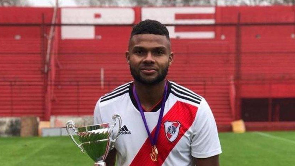 Jugador de reserva de River Plate presenta síntomas de COVID-19