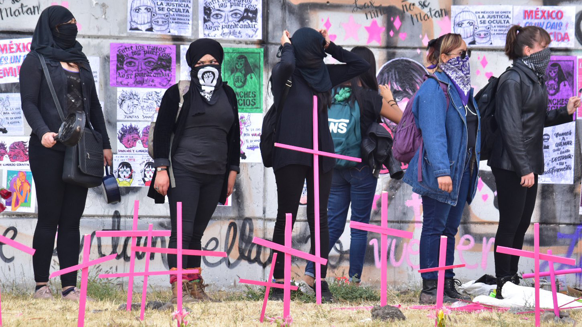 Mujeres protestan en Ecatepec contra los feminicidios - las-participantes-de-la-protesta-feminista-colocaron-cruces-por-los-feminicidios-de-la-zona