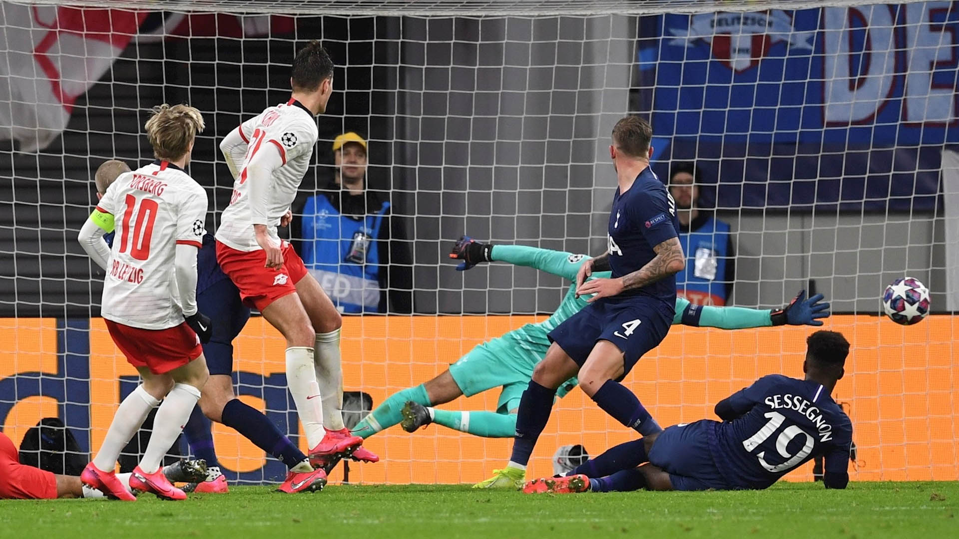 Leipzig golea a Tottenham y avanza a cuartos de final de la Champions - leipzig-partido-champions-2