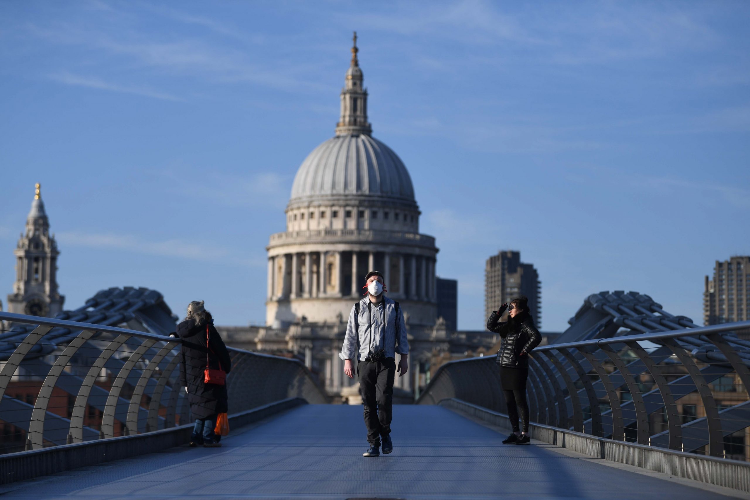 Aumentan a más de 100 muertos al día por COVID-19 en Reino Unido