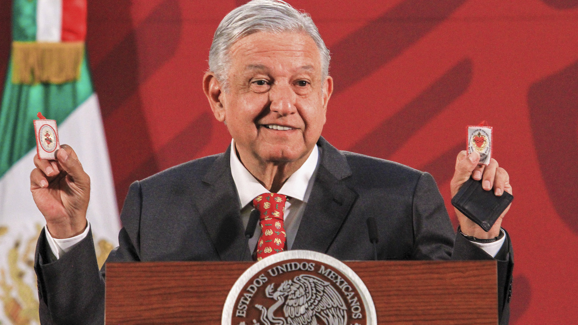 AMLO muestra imágenes religiosas que “le sirven como escudo protector” ante COVID-19