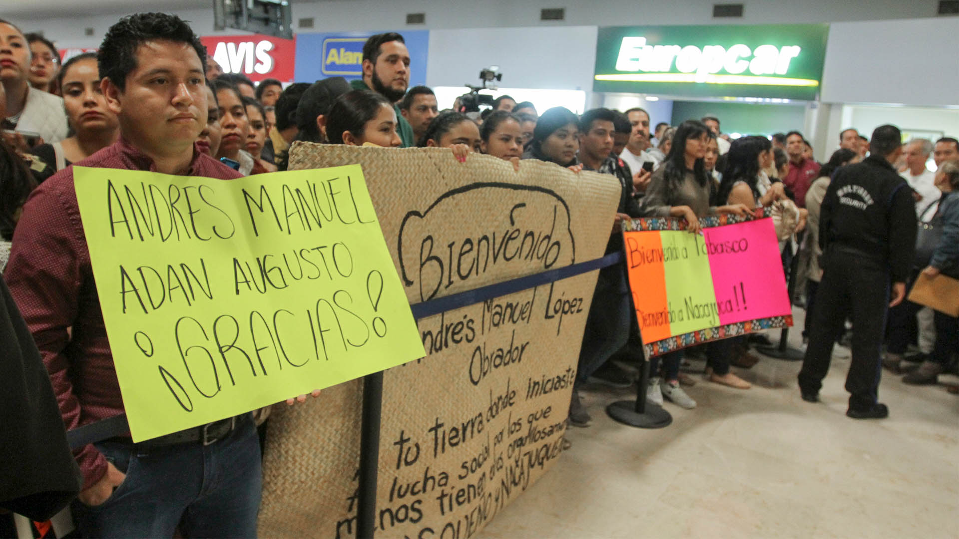 Cientos de personas reciben a AMLO en Tabasco