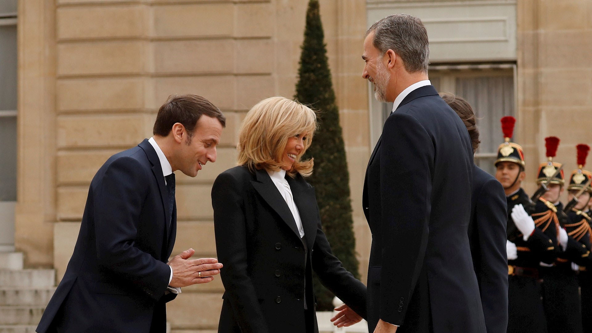 Macron recibe a los reyes de España sin estrechar manos por COVID-19