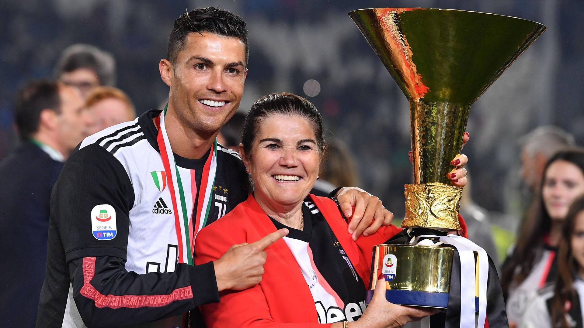 Hospitalizan a madre de Cristiano Ronaldo tras accidente cerebrovascular