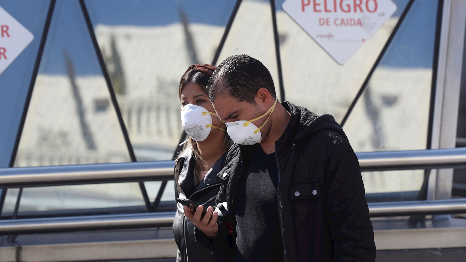 Suman 64 muertos y más de 2 mil contagiados por COVID-19 en Madrid