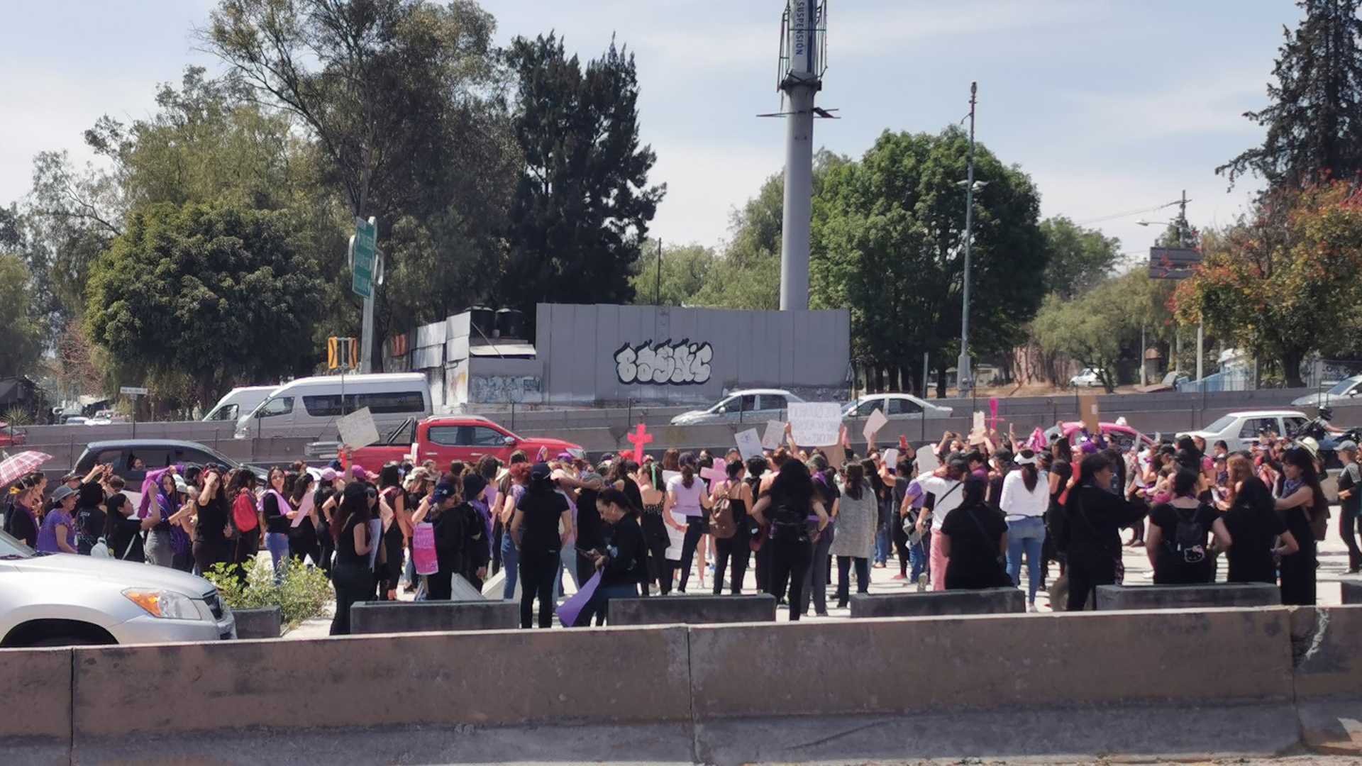 Se manifiestan en las Torres de Satélite contra la violencia de género
