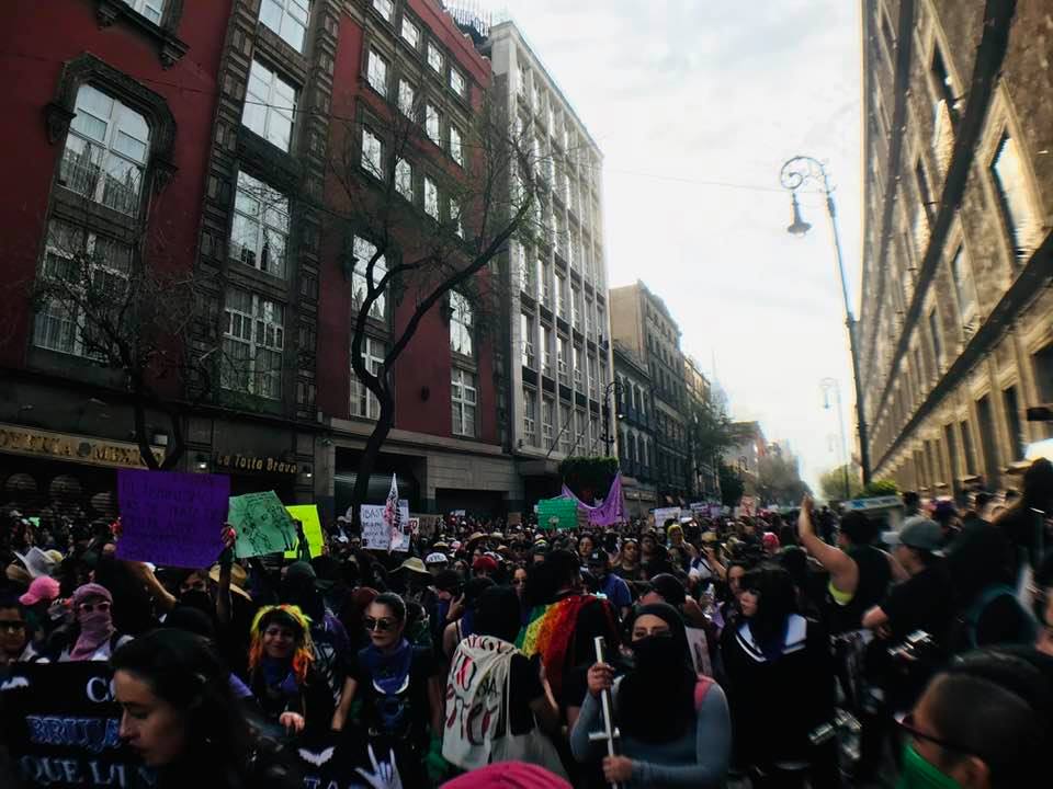 Mujeres toman la Ciudad de México para exigir fin a la violencia machista - manifestantes-en-cinco-de-mayo