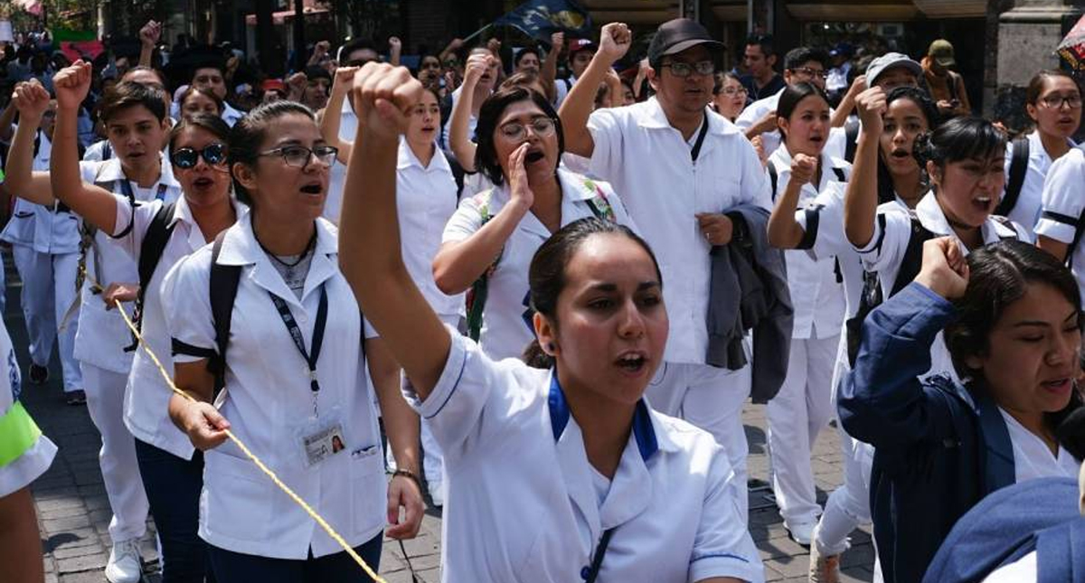 Estudiantes de medicina de Morelia marchan por el asesinato de tres alumnos en Puebla
