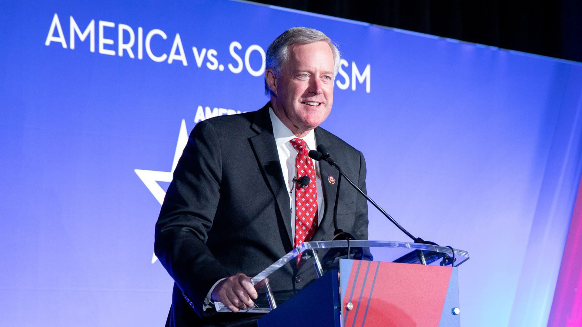 Trump nombra a congresista como su nuevo jefe de Gabinete