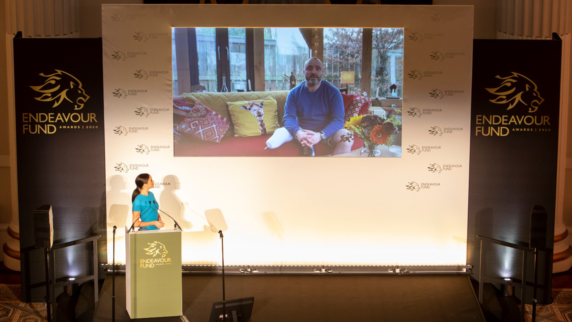 Meghan Markle y Harry regresan a Reino Unido para premiación - meghan-markle-en-premios-endeavour