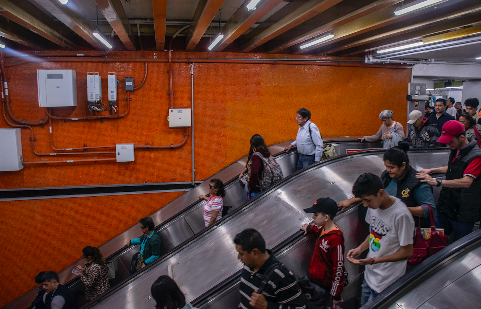 Cierran tres estaciones del Metro Línea 5 por reparaciones en gasolinera